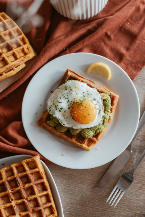 gaufres patates douces salées guacamole avocat oeufs